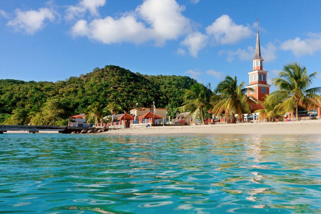 Anse Noire Martinique : L&rsquo;Écrin de Sable Volcanique dans l&rsquo;Outre-mer