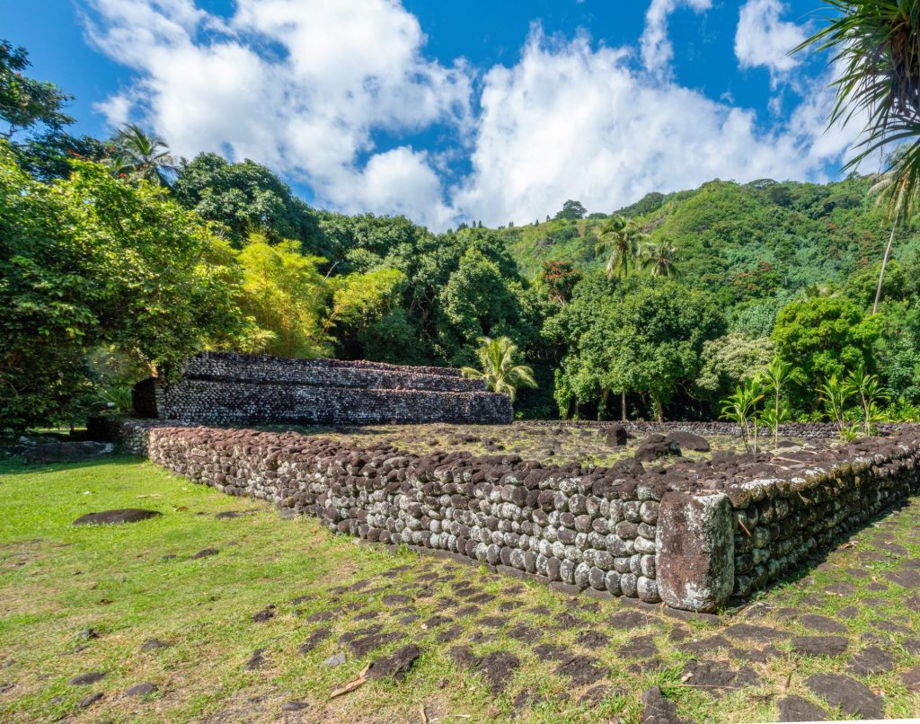 Marae Polynésien : Découvre le Cœur Spirituel de l&rsquo;Outre-mer