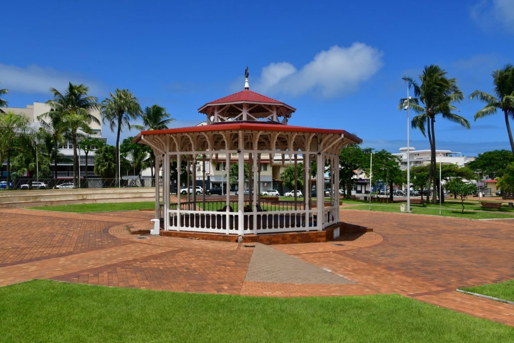 Place des Cocotiers Nouméa : Le Cœur Vibratoire de la Nouvelle-Calédonie, Région Outre-mer