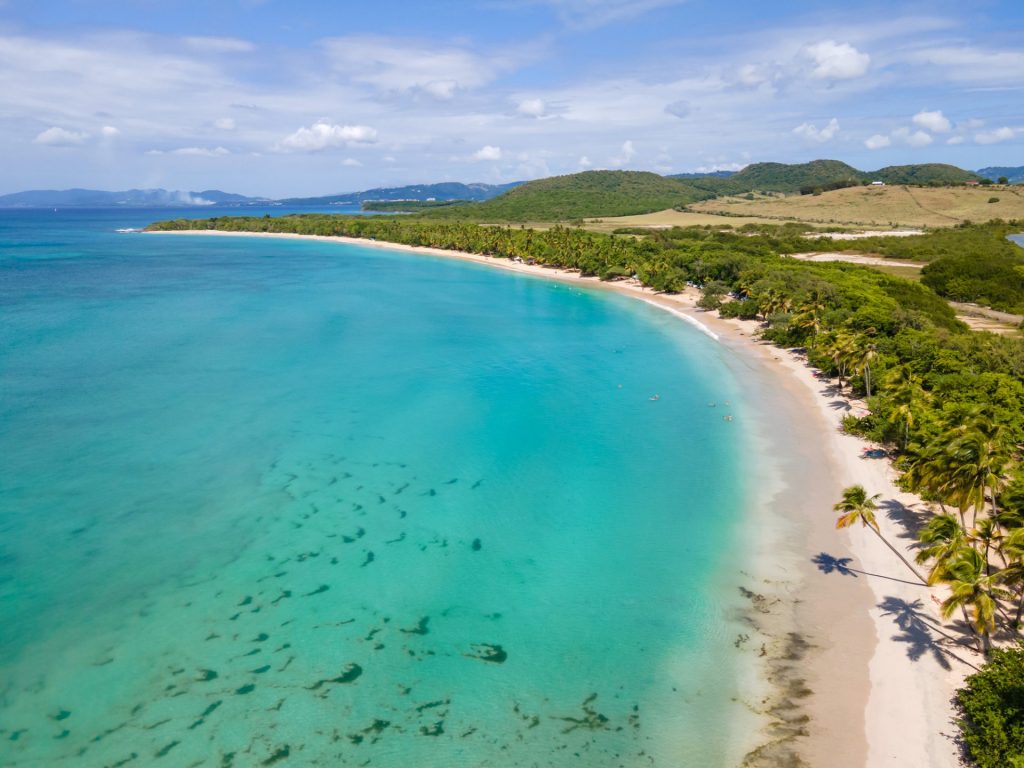 Plage de Sainte-Anne en Guadeloupe : Le Trésor Insulaire de l&rsquo;Outre-mer