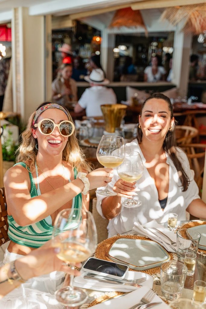 Savoure la Douceur de Vivre à Saint-Martin : Le Rainbow Café, Ton Joyau Caraïbéen Outre-mer