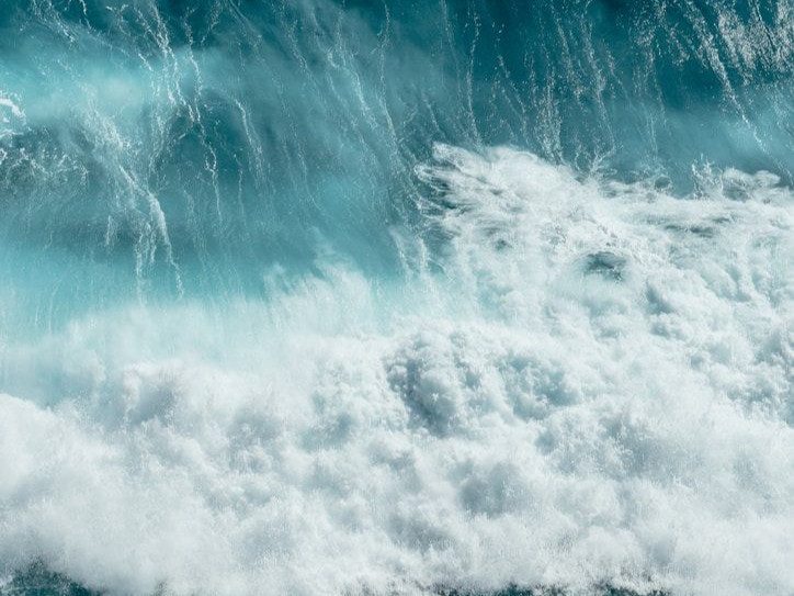 Vagues-Submersion en Martinique : Vigilance Jaune Maintenue sur la Côte Nord-Caraïbe. Prudence Indispensable pour ton Séjour Outre-Mer Tourisme
