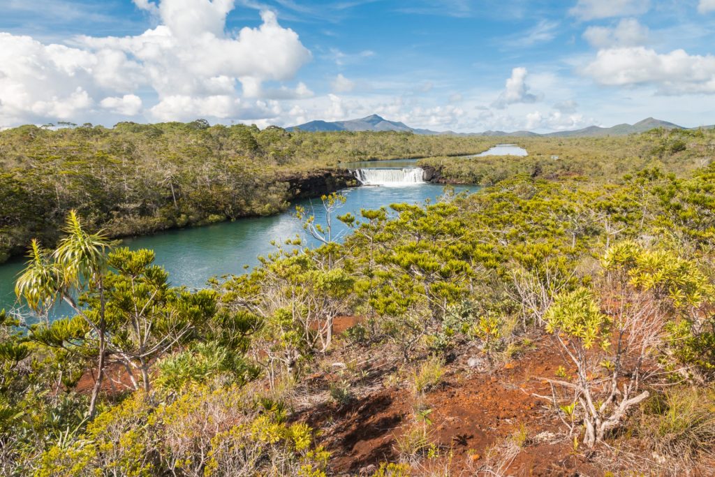 Chute de la Madeleine : Le joyau rouge du Grand Sud en Nouvelle-Calédonie