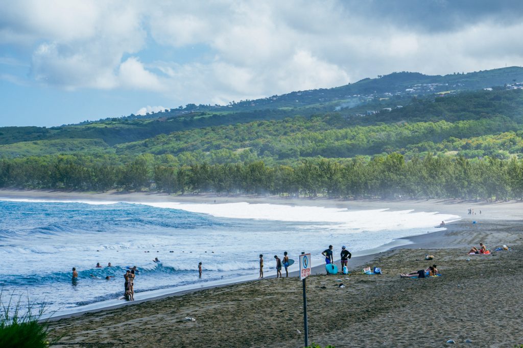 Plage de l&rsquo;Étang-Salé : Tes vacances sur le sable noir volcanique à la Réunion Outre-mer