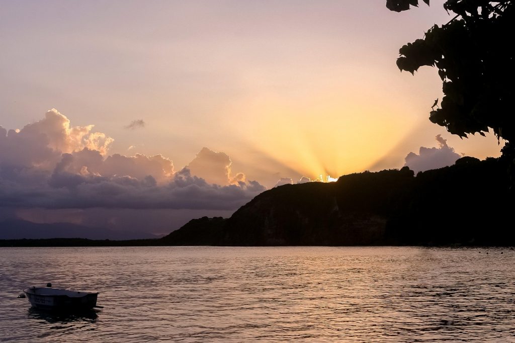 Douceurs Nocturnes : Quand le Soleil se Couche, l&rsquo;Outre-mer s&rsquo;Éveille