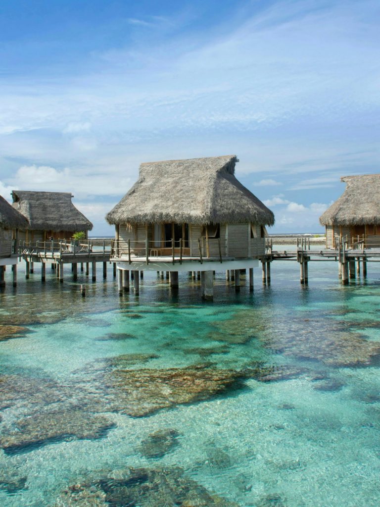 Pourquoi dormir dans un bungalow sur pilotis en Polynésie française ?