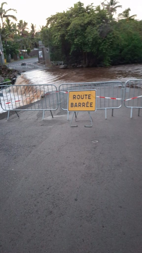 Alerte météo : La Ravine Sèche en crue paralyse les routes de La Réunion en Outre-mer