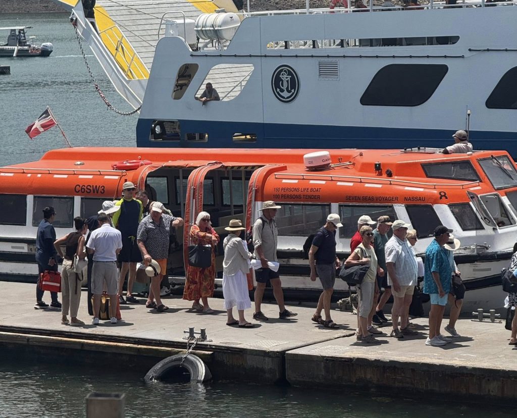 Escale de prestige : le Seven Seas Voyager sublime le tourisme à Mayotte