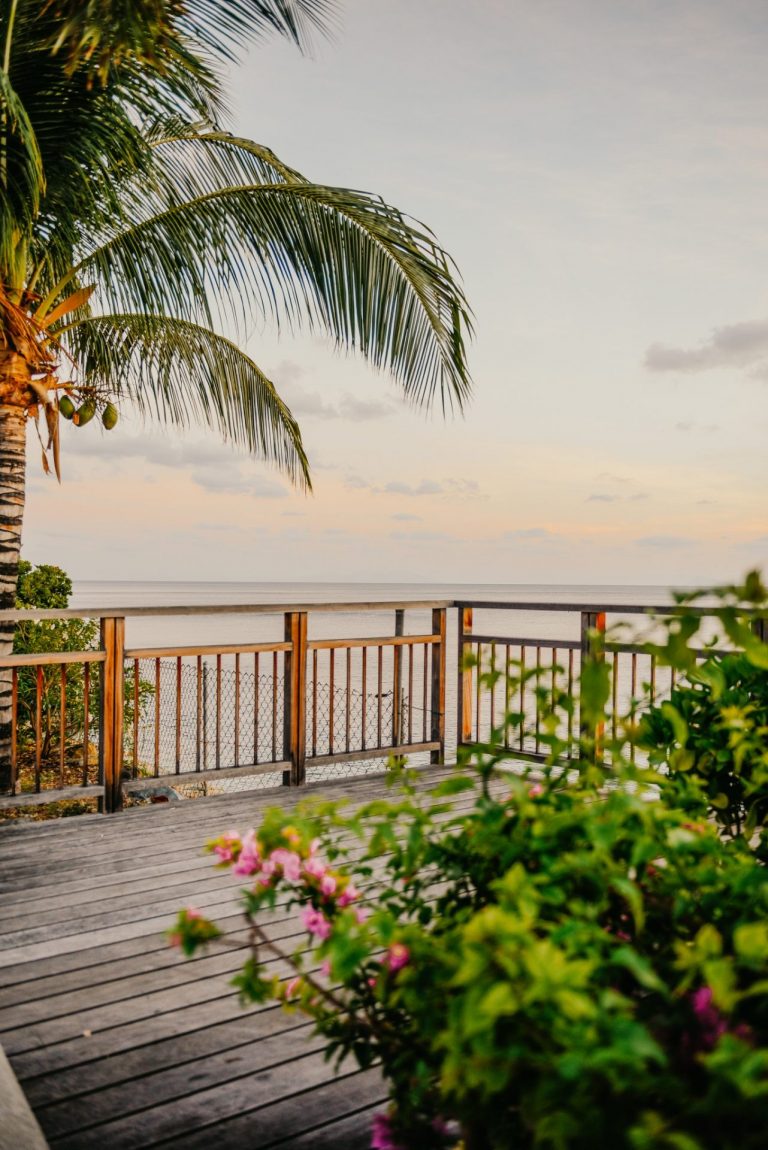 Admire le coucher de soleil à Gustavia avec Saint-Barth Tourisme en Outre-mer