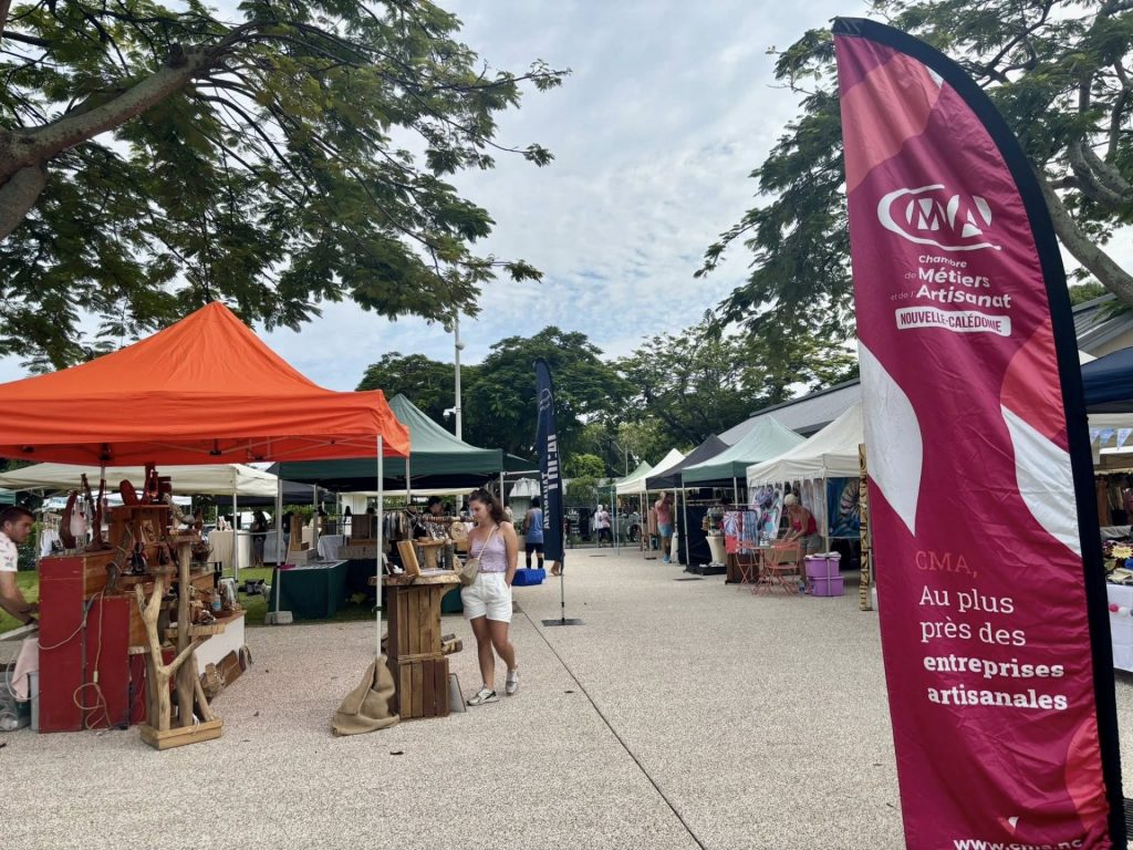 Découvrez le savoir-faire local au marché de la Halle de l&rsquo;Anse Vata en Nouvelle-Calédonie avec la CMA et l&rsquo;Outre-mer
