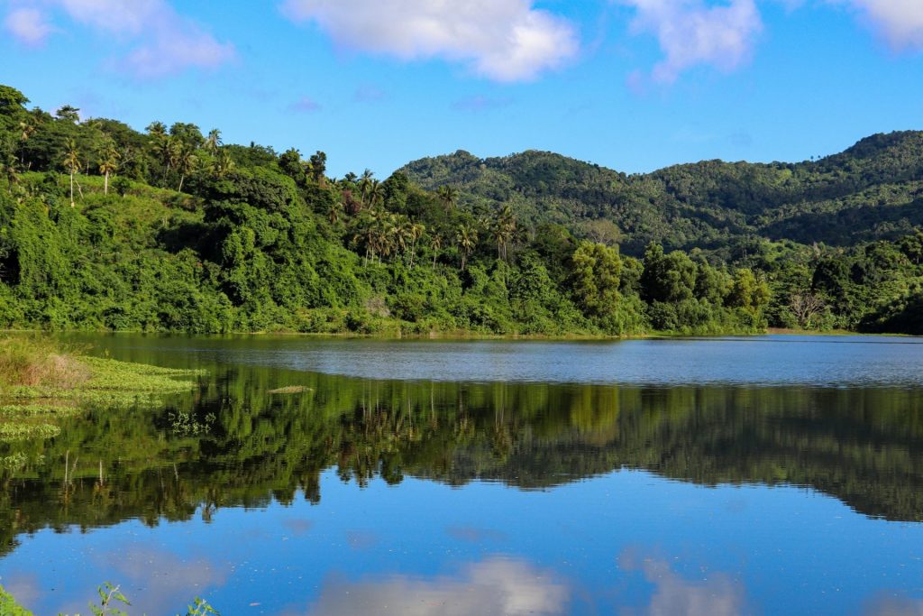 La retenue collinaire de Dzoumogné : le trésor bleu de Mayotte en Outre-mer avec l&rsquo;Office de Tourisme du Grand Nord