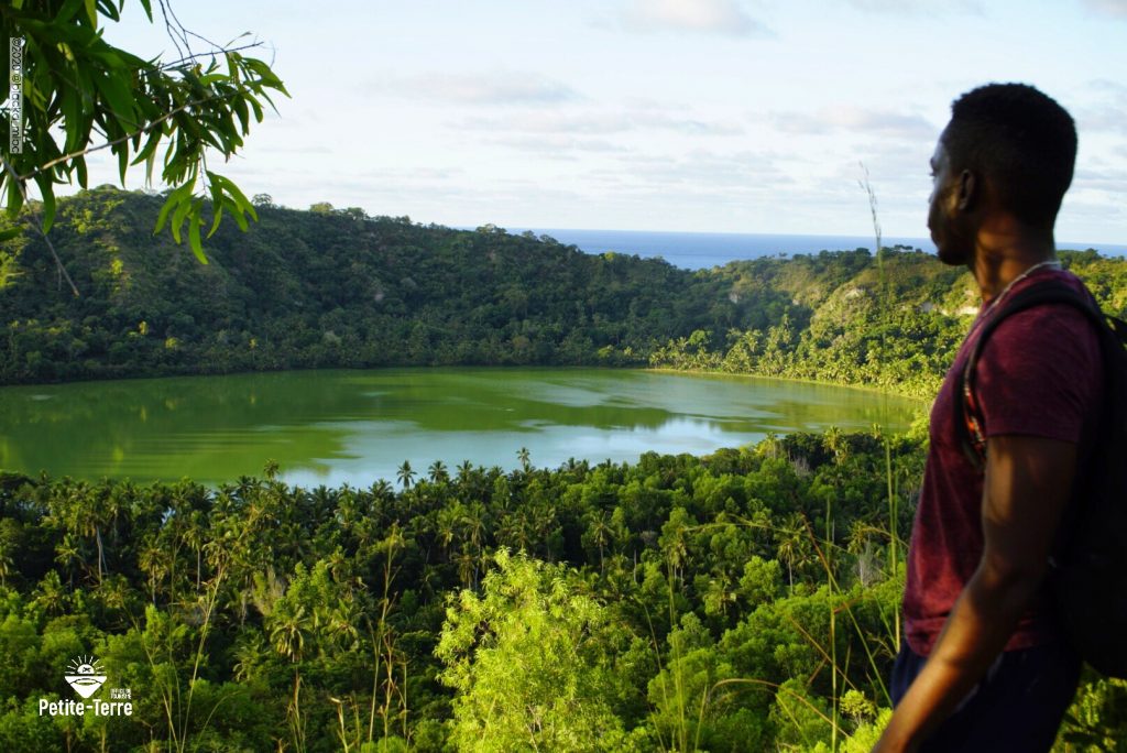 Lac Dziani : Le joyau vert de Mayotte en Outre-mer avec l’Office de Tourisme de Petite-Terre