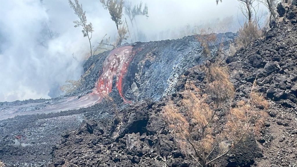 Observatoire Volcanologique du Piton de la Fournaise : La lave rejoint l&rsquo;océan à La Réunion en Outre-mer