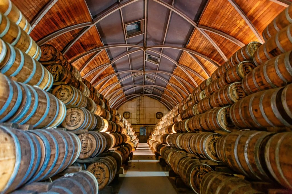 L&rsquo;excellence du rhum AOC en Martinique : un trésor de la région Outre-mer