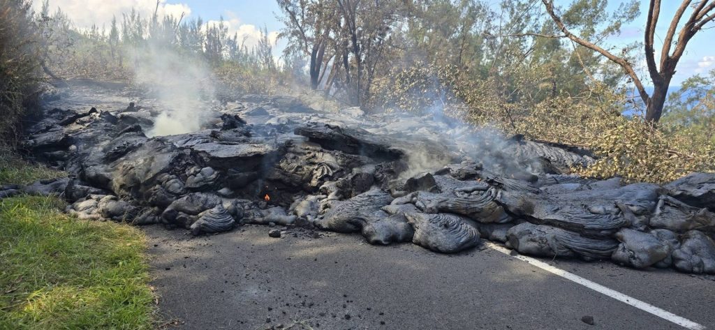 L&rsquo;éruption spectaculaire à La Réunion : la lave traverse la route à Ville de Saint-Philippe en Outre-mer
