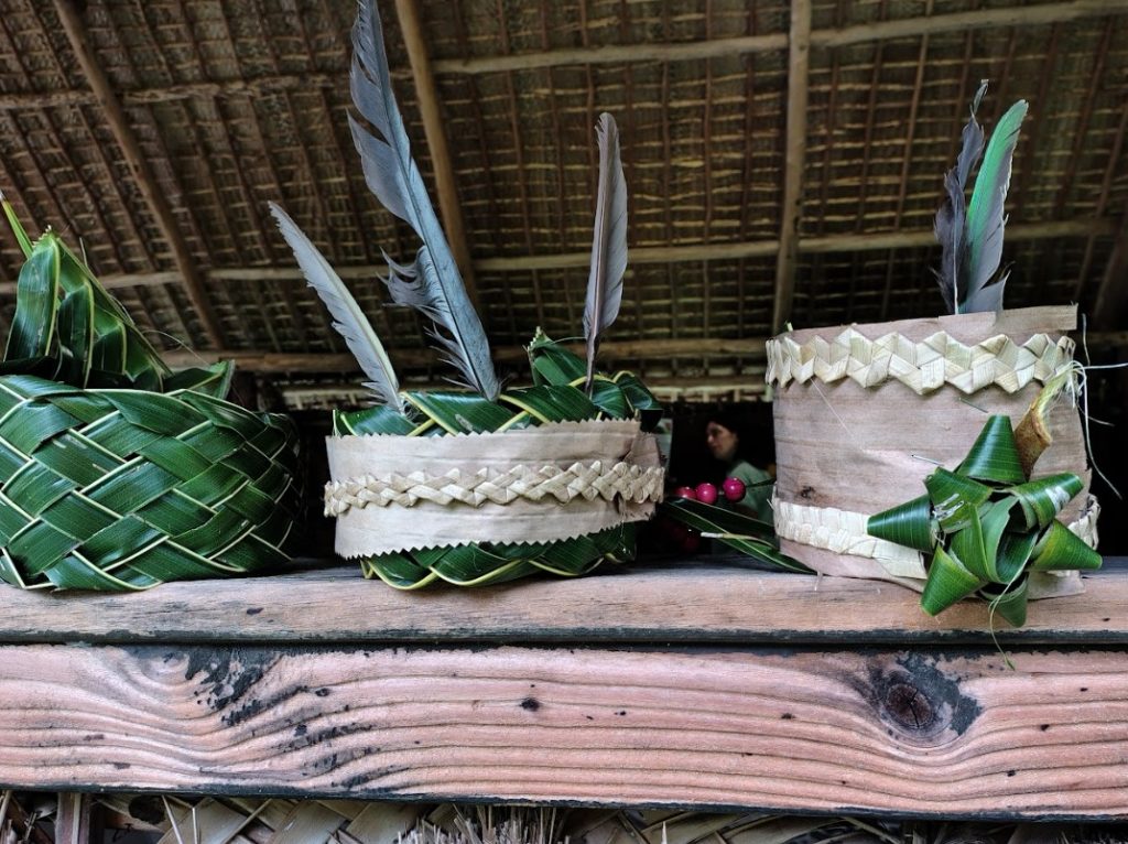 L&rsquo;art des coiffes au Centre culturel Tjibaou : un éclat de l&rsquo;Outre-mer en Nouvelle-Calédonie