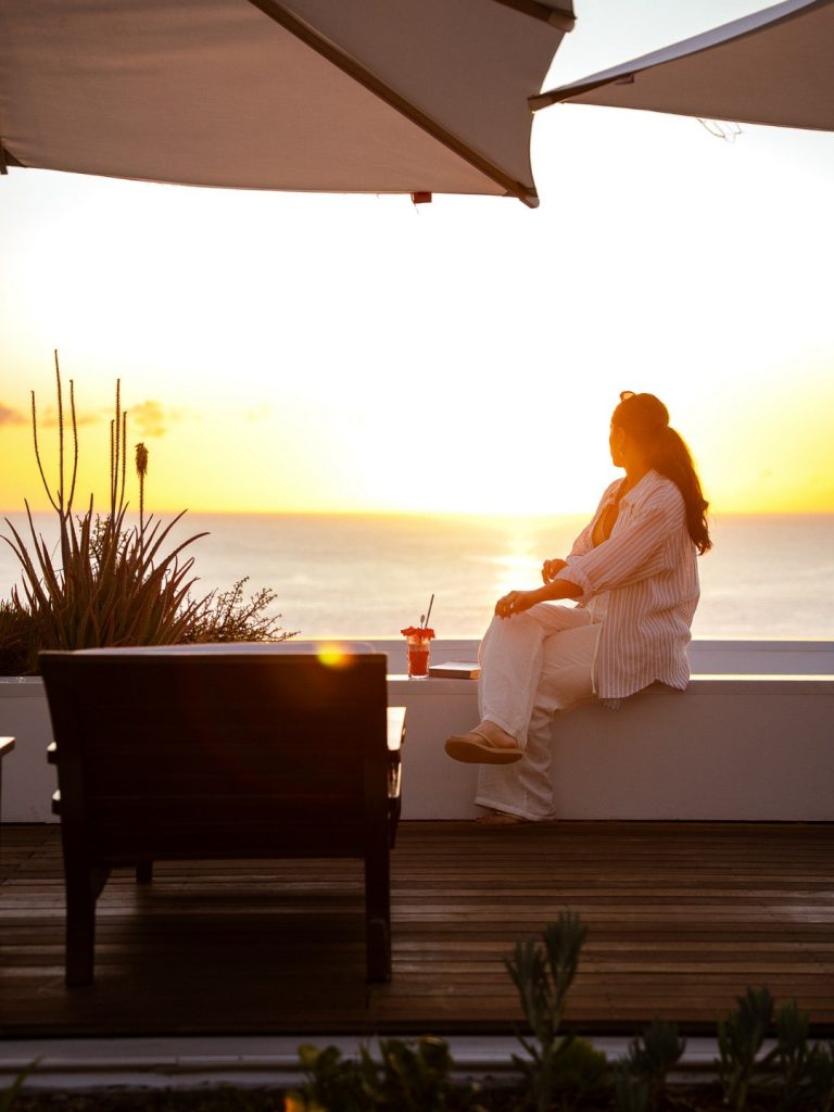 L&rsquo;art du cocktail au coucher du soleil à La Réunion avec le Blue Margouillat Seaview Hotel en Outre-mer
