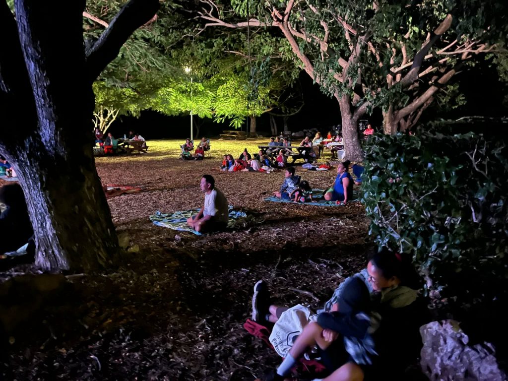 Cinéma en plein air à la Ville de Koumac : un succès pour le tourisme en Nouvelle-Calédonie et en Outre-mer