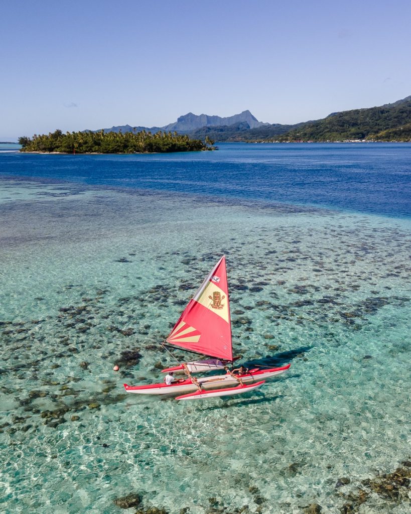 Cap sur la Polynésie avec Air Tahiti Nui. Découvrez l&rsquo;art ancestral de la pirogue à voile en Outre-mer