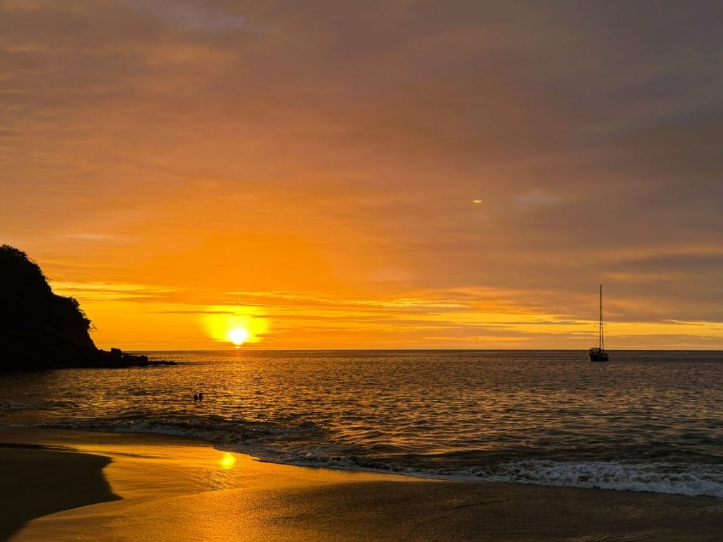 Coucher de soleil en Guadeloupe : savoure la magie à la plage Leroux avec Espace Harmonie, tes gîtes à Deshaies en Outre-mer