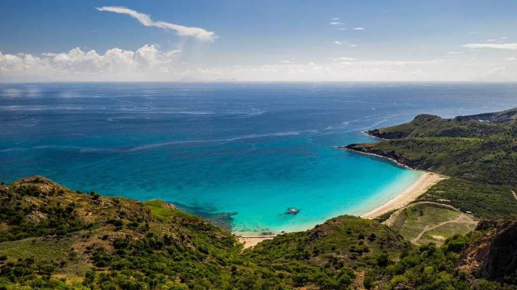 Plage de Saline à Saint-Barthélemy : Le joyau caché de l&rsquo;Outre-mer à découvrir avec Saint-Barth Tourisme