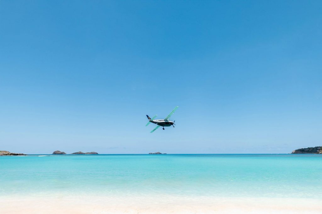 Où voyager pour vivre un vol panoramique inoubliable ? Cap sur la magie des airs en Outre-mer avec Saint-Barth Tourisme en Polynésie