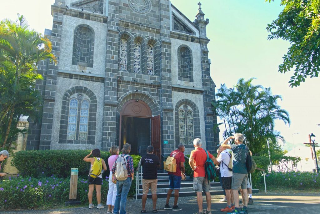 Comment découvrir l&rsquo;histoire des religions à La Réunion ? Suivez le guide avec Tourisme Ouest Réunion pour un voyage spirituel unique en Outre-mer