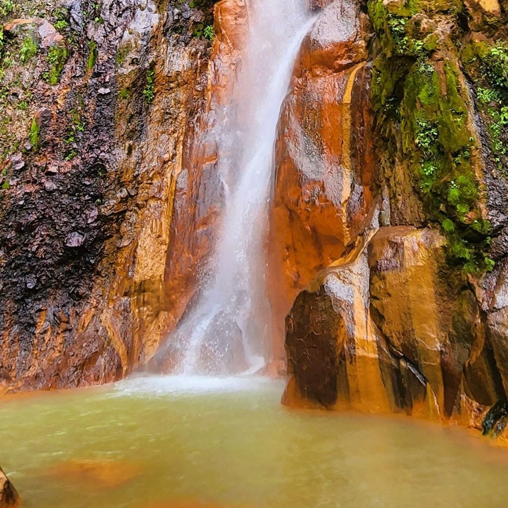 Randonnée aux Chutes du Carbet : Comment s&rsquo;évader en pleine nature et choisir le parfait Espace Harmonie / gîtes Deshaies en Guadeloupe, joyau d&rsquo;Outre-mer