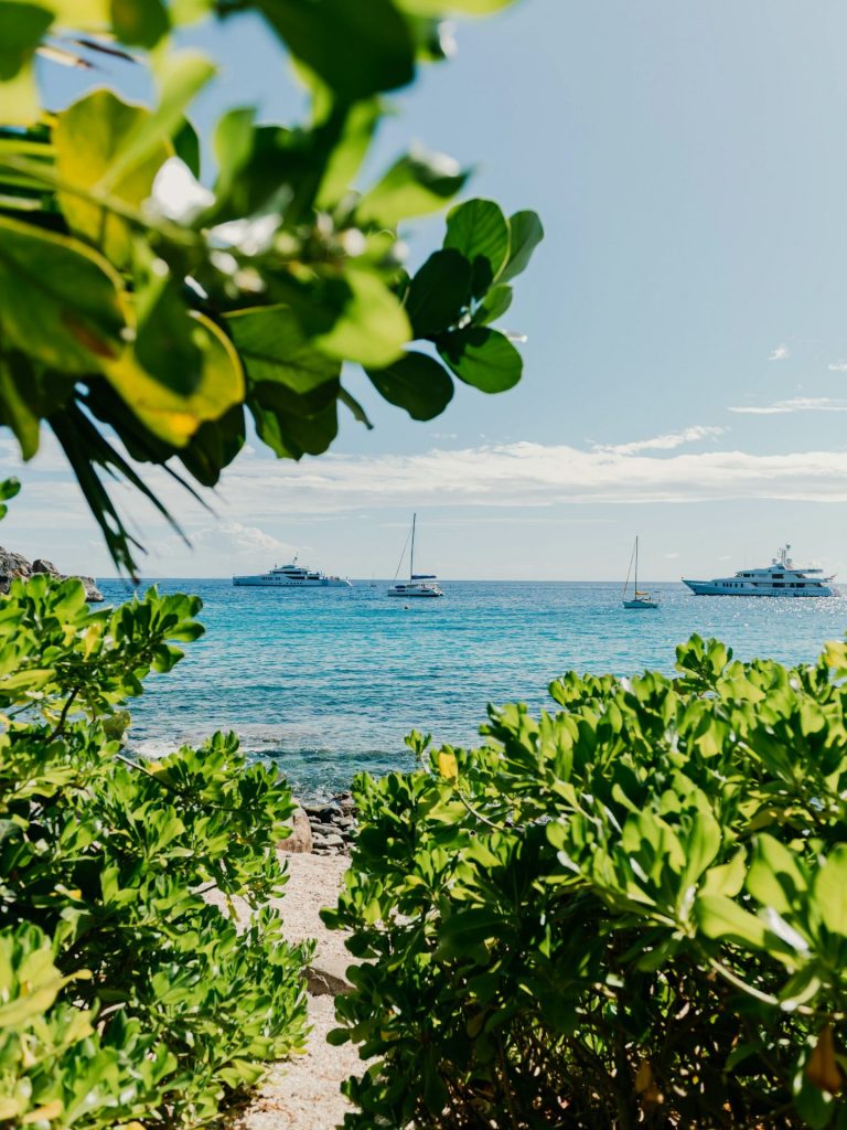 Où trouver les plus belles plages insolites des Caraïbes ? Laissez-vous envoûter par le charme secret de la plage de Grands Galets avec Saint-Barth Tourisme, le joyau d’un voyage en Outre-mer