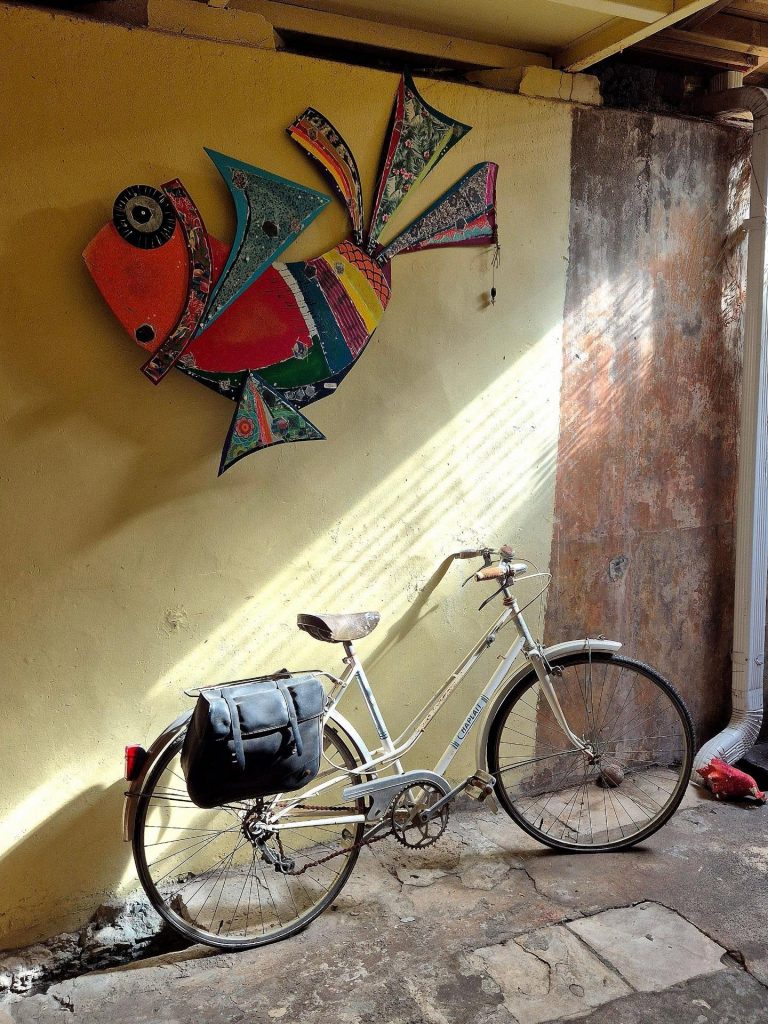 Où manger et boire un verre à Saint-Pierre ? Plongez dans l&rsquo;histoire au Créole arts café en Martinique, un trésor d&rsquo;Outre-mer