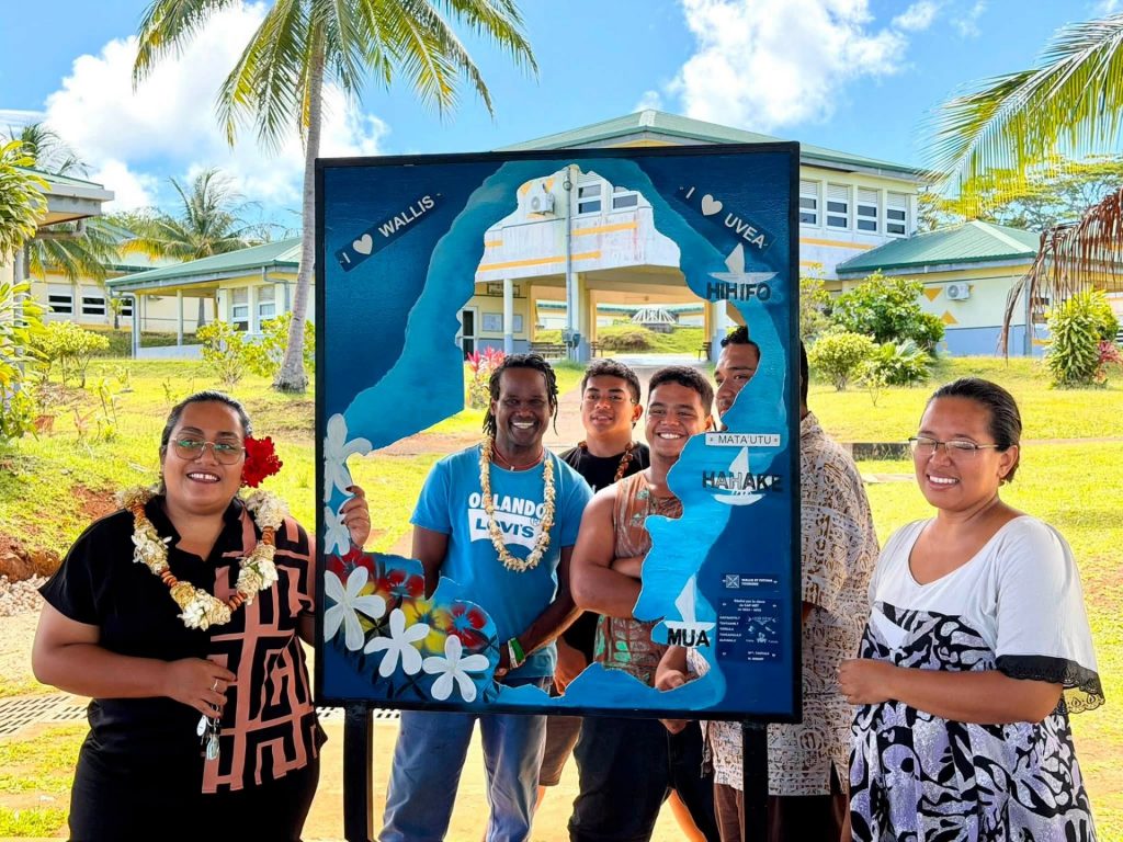 Voyage insolite en Outre-mer : Pourquoi le nouveau photobooth de Wallis et Futuna Tourisme devant la Cathédrale de Mata’Utu est l&rsquo;étape incontournable ?