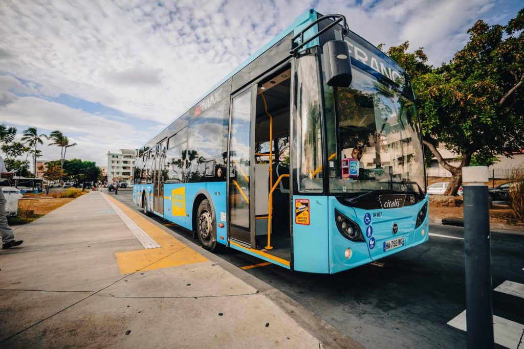 Comment se déplacer sans voiture et éviter les embouteillages grâce au réseau express Baobab dans la Ville de Saint-Denis de La Réunion en Outre-mer ?
