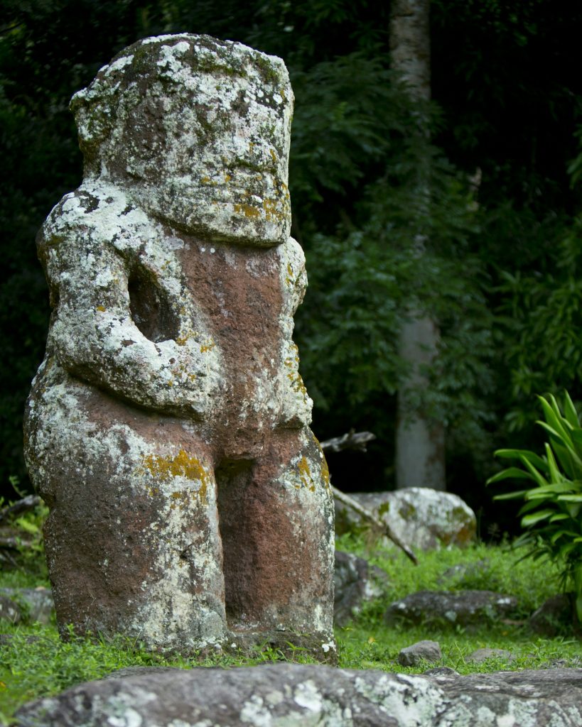 Explorez le mystère de Hiva Oa avec Tahiti Tourisme : la force du Tiki Takaii en Polynésie, trésor de l&rsquo;Outre-mer