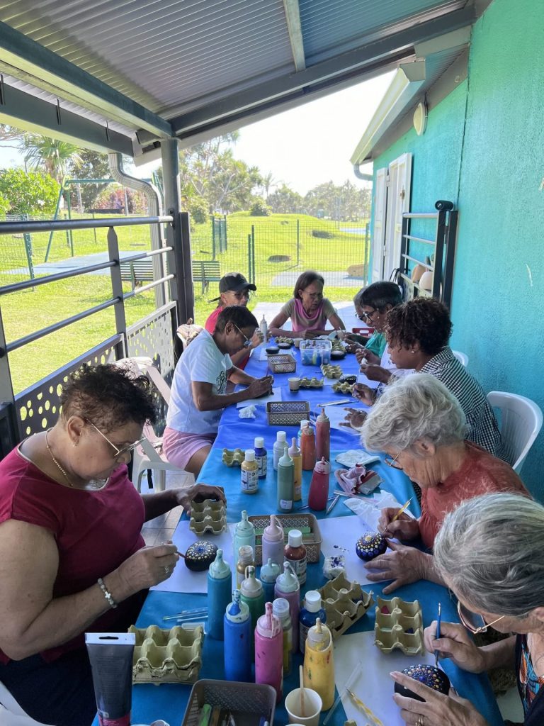 Atelier mandala sur galet : un trésor d’art-thérapie pour les seniors à la Ville de Bras-Panon à La Réunion, l&rsquo;atout charme de l&rsquo;Outre-mer