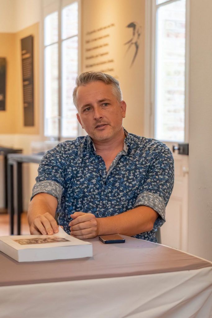 Comment découvrir l&rsquo;histoire secrète des graveurs sur nacre dans la ville de Nouméa en Nouvelle-Calédonie, joyau d&rsquo;Outre-mer ?