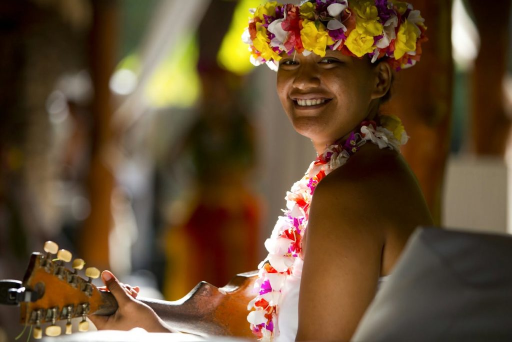 Quelle destination choisir pour un voyage culturel ? Découvrez les secrets des couronnes de fleurs avec Tahiti Tourisme﻿ en Polynésie et en Outre-mer