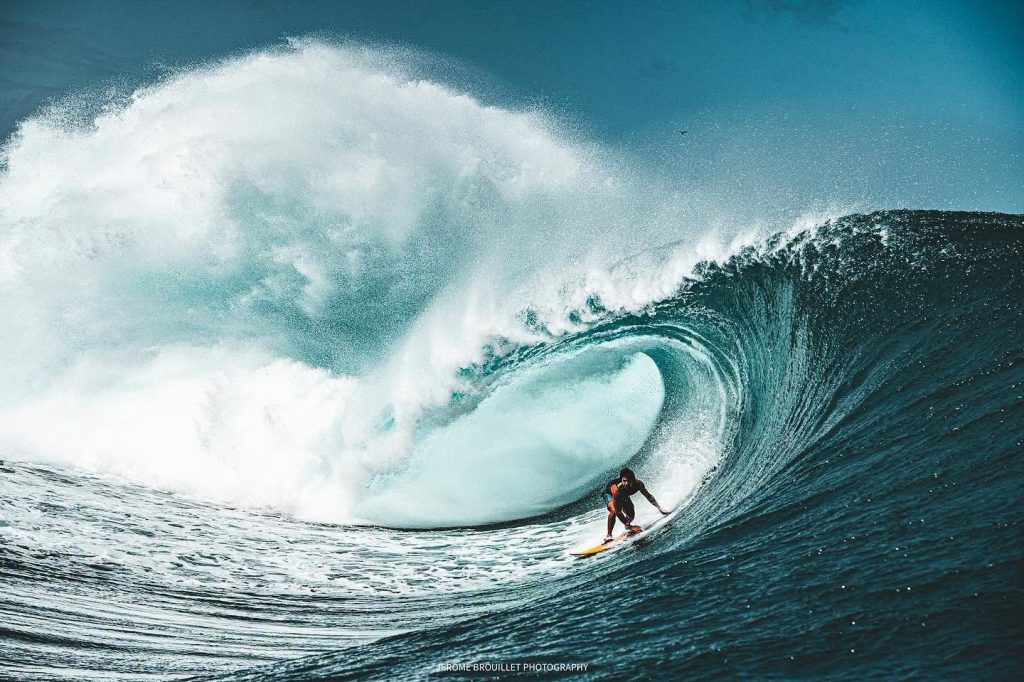 Comment vivre la culture du surf en Polynésie ? Le guide de Tahiti Tourisme pour glisser sur les plus belles vagues d&rsquo;Outre-mer