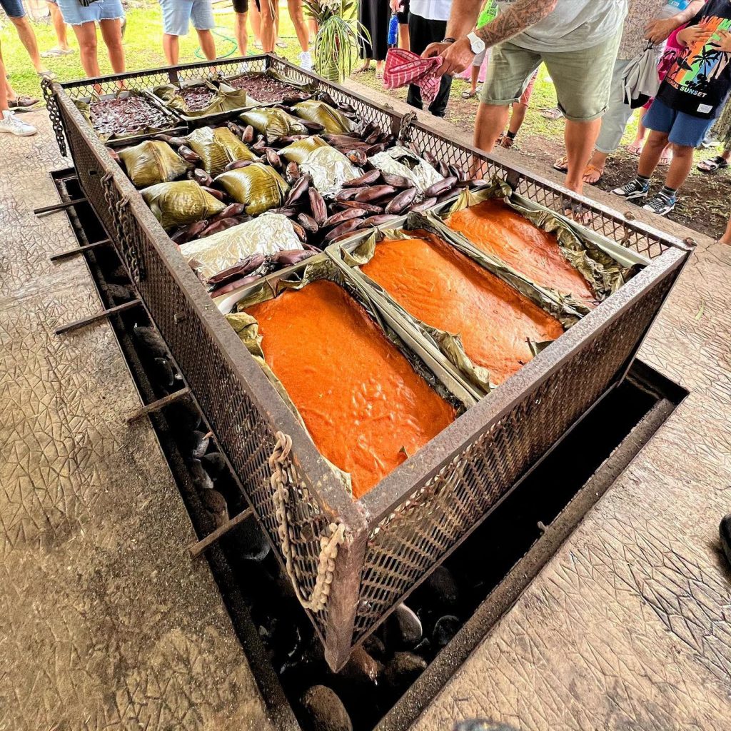 Quelle expérience culinaire tester absolument en Outre-mer ? Succombez au secret du ’ahima’a avec Tahiti Tourisme en Polynésie