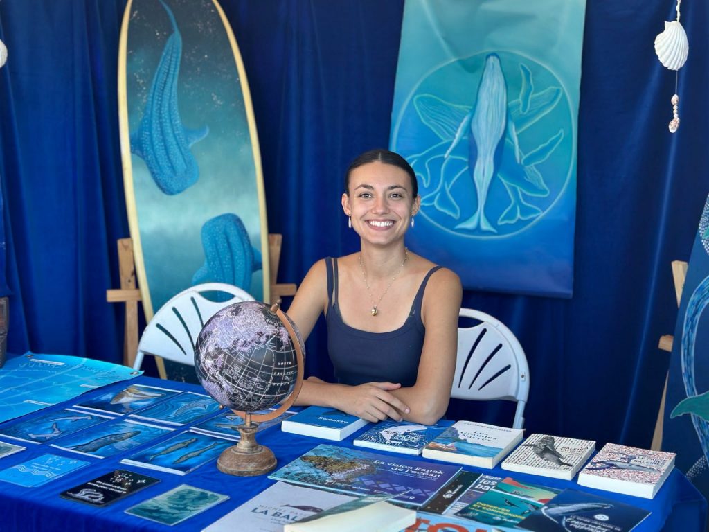 Où voir des baleines et gagner une œuvre d&rsquo;art unique en Outre-mer avec l&rsquo;artiste Lucie Caruso ? Suivez le guide avec Tourisme Ouest Réunion !