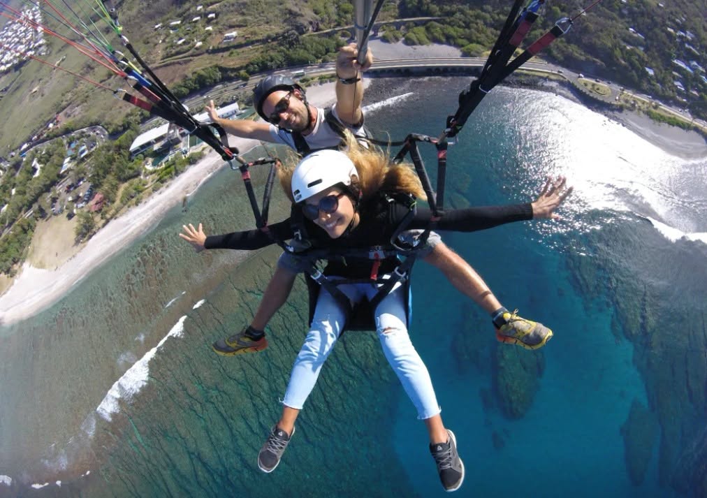 Baptême de parapente à La Réunion : survolez le lagon de l&rsquo;Ouest entre ciel et océan