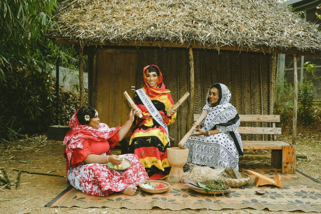 Comment découvrir les traditions vivantes et l&rsquo;héritage matrilinéaire des femmes à Mayotte en Outre-mer ?