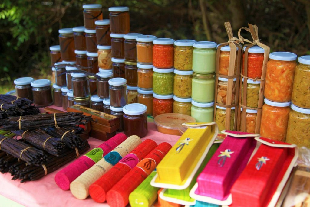 Où acheter des souvenirs artisanaux à La Réunion : le guide shopping gourmand et péi en Outre-mer