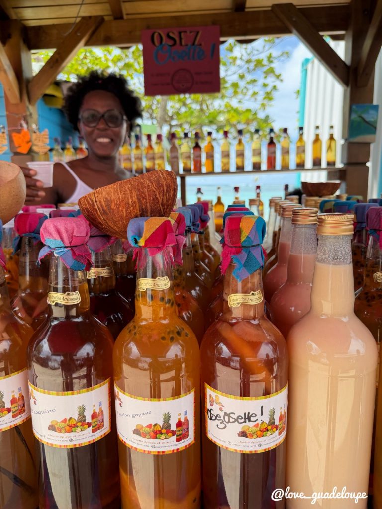 Où trouver les meilleurs punchs artisanaux en Guadeloupe ? Rendez-vous sur la plage de Sainte-Anne en Outre-mer