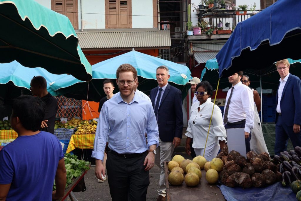 Comment Découvrir le Cœur Historique de Cayenne : Quand la Politique Rencontre le Charme du Marché Guyanese