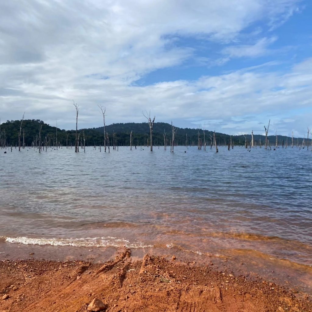 Comment découvrir Saint-Élie : après la visite du Préfet de la région Guyane, cap sur l&rsquo;écotourisme au lac de Petit-Saut
