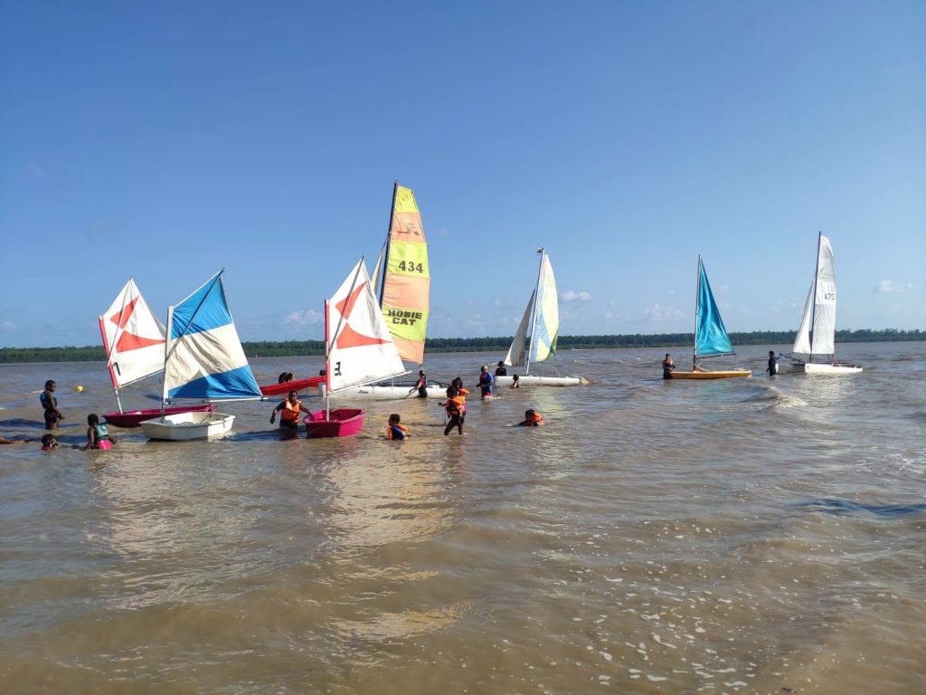 Cap sur la voile à Rémire-Montjoly : quand la jeunesse dynamise le nautisme en Guyane