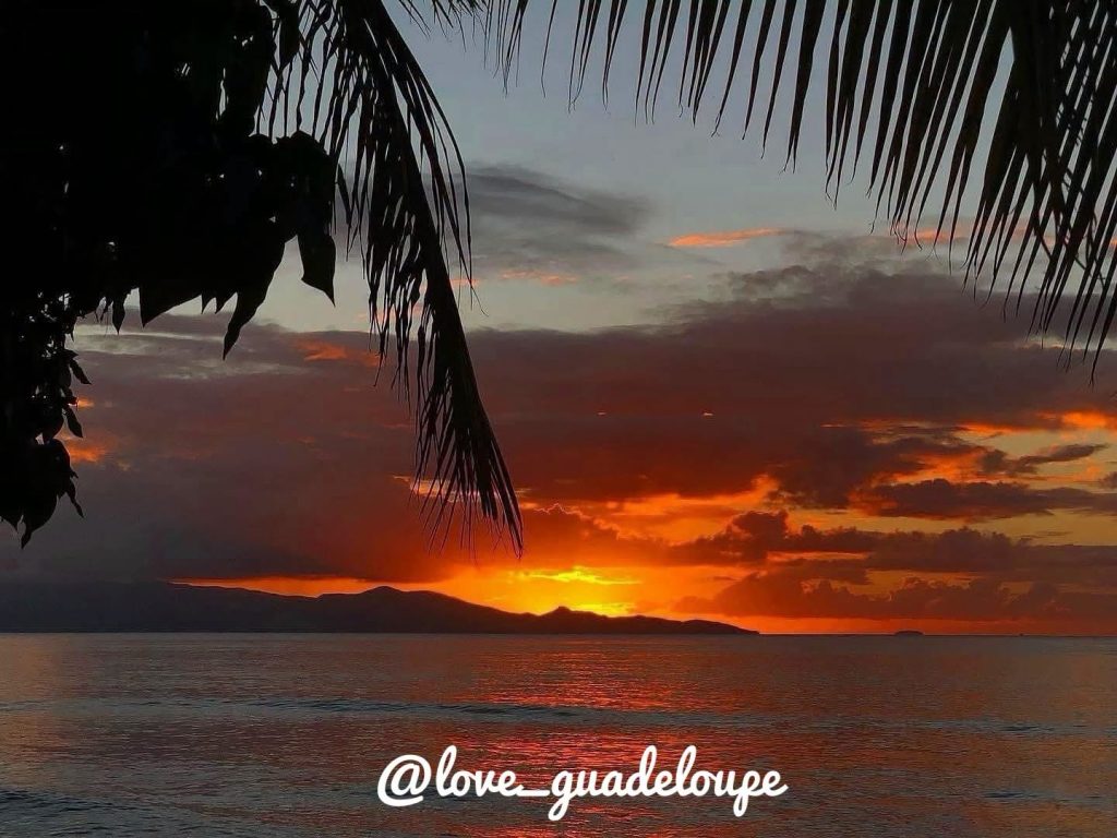 Où admirer le plus beau coucher de soleil en Guadeloupe : Rendez-vous à Port-Louis pour une parenthèse magique en Outre-mer !