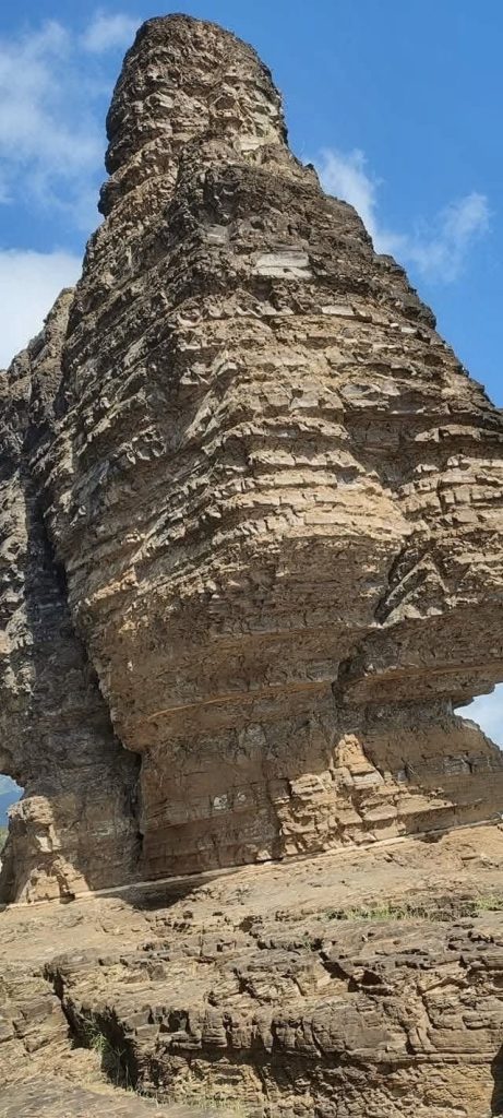 Que faire à Bourail : Comment visiter le Bonhomme de la Roche Percée en Nouvelle-Calédonie, joyau sauvage d&rsquo;Outre-mer ?