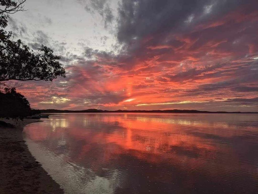 Où admirer le plus beau coucher de soleil en Nouvelle-Calédonie ? Cap sur Poingam pour un voyage unique en Outre-mer