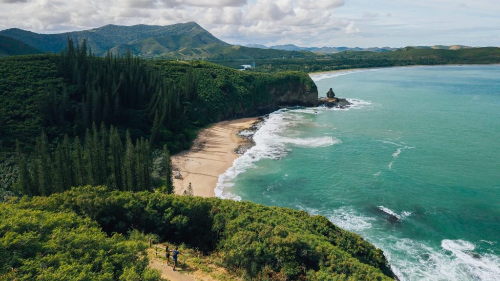 Randonnée en Nouvelle-Calédonie : quoi faire à Bourail et comment explorer le sentier des Trois Baies en Outre-mer ?